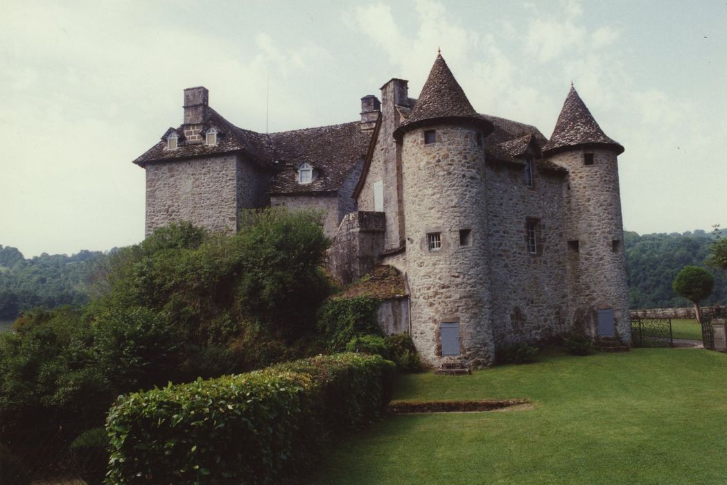 Château fort de Montbrun : Vue générale du château depuis l’Est