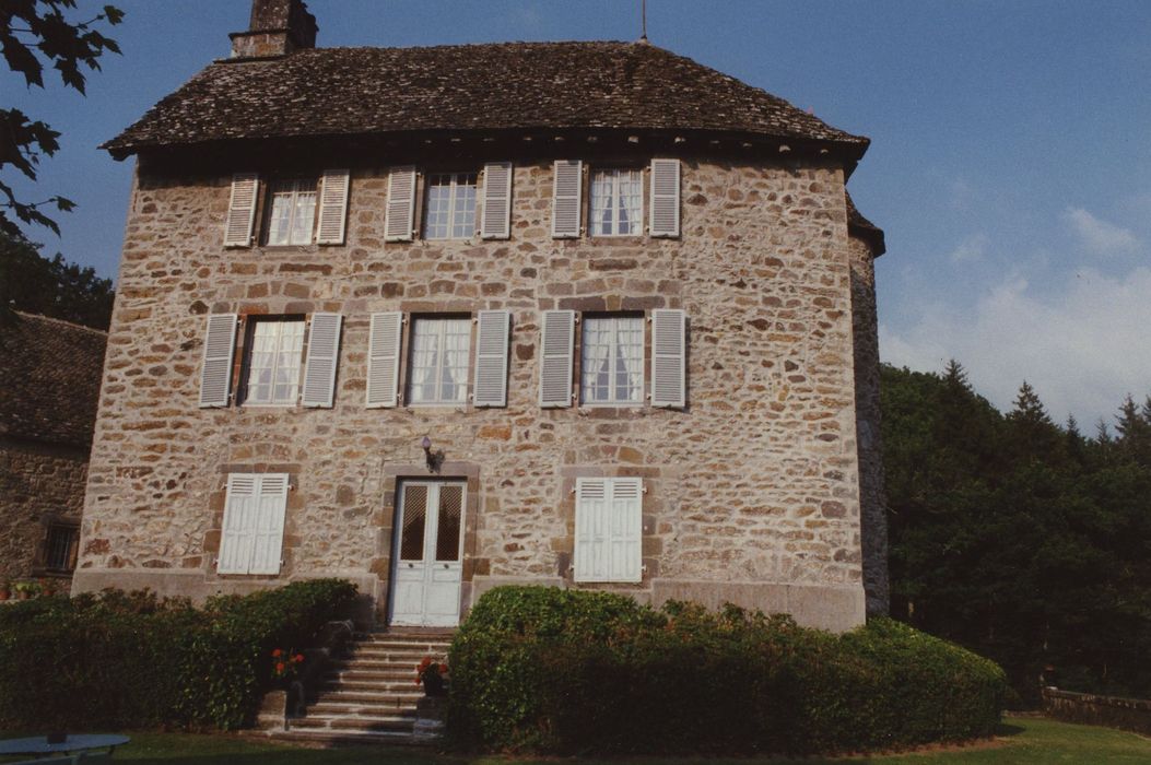 Château fort de Montbrun : Logis, façade ouest, vue générale