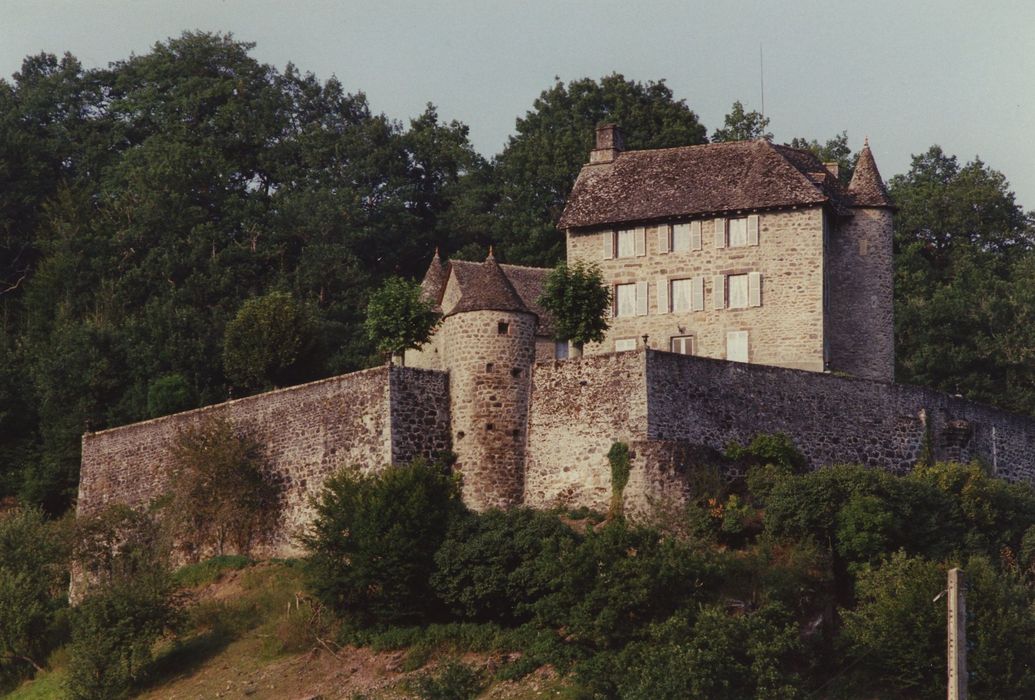 Château fort de Montbrun : Vue générale du château depuis l’Ouest