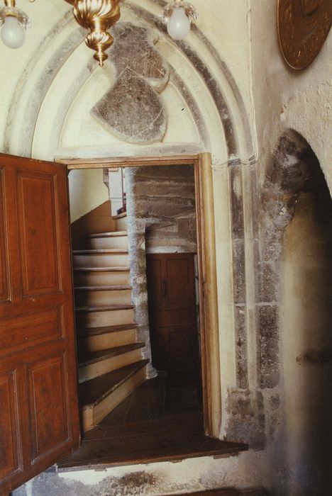 Château fort de Montbrun : Entrée primitive ouest du logis, vue générale