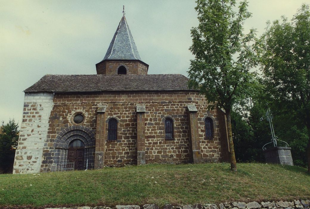 Eglise Sainte-Madeleine : Façade latérale sud, vue générale