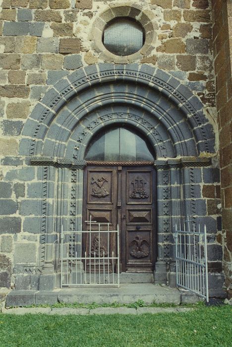 Eglise Sainte-Madeleine : Portail sud, vue générale