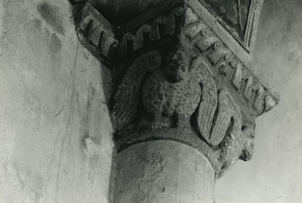 Eglise Saint-Léger : Détail d’un chapiteau 