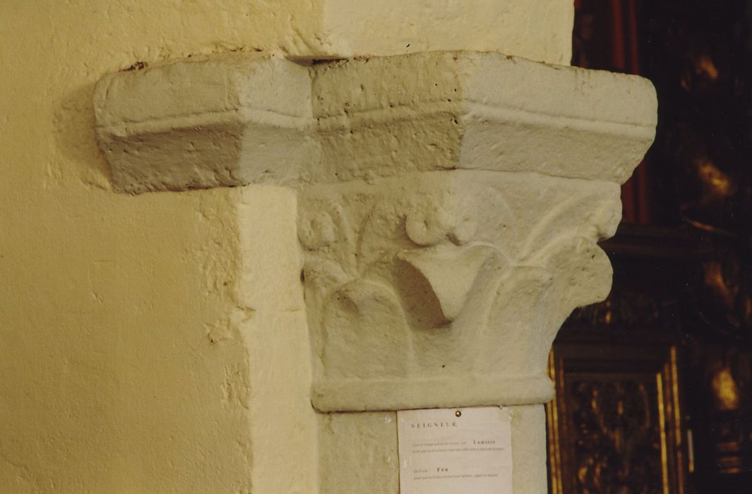 Eglise Sainte-Foix ou Sainte-Foy : Chapelle sud, détail d’un chapiteau