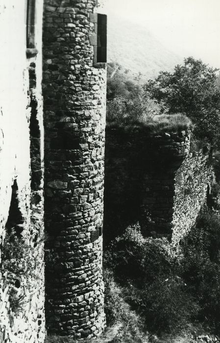 Ruines du château-fort d'Aurouze : Tour sud-est, vue partielle