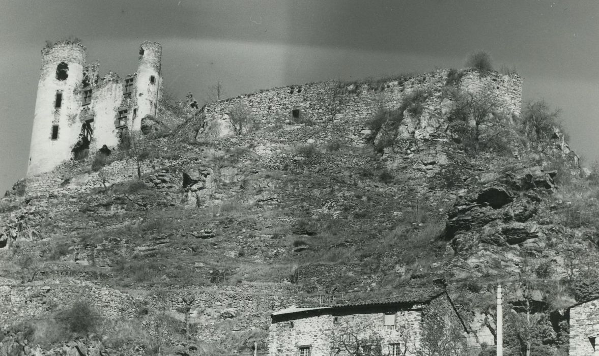 Ruines du château-fort d'Aurouze : Vue générale des ruines depuis le Sud