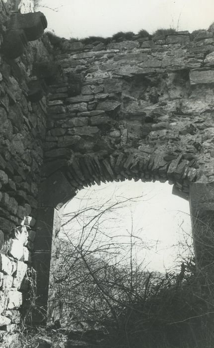 Ruines du château-fort d'Aurouze : Ancienne porte fortifiée, vue partielle