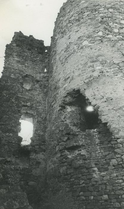 Ruines du château-fort d'Aurouze : Donjon, vue partielle