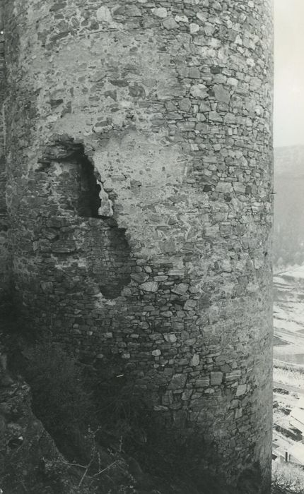 Ruines du château-fort d'Aurouze : Donjon, vue partielle