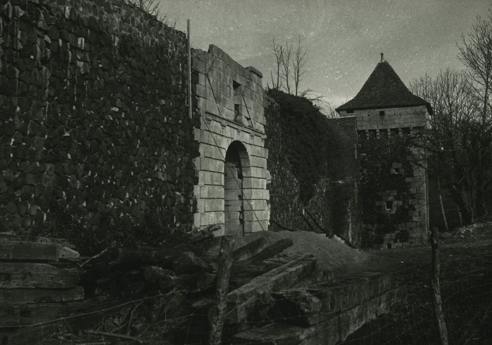 Château de Murat-la-Rabbe : Mur d’enceinte, portail d’accès est, vue générale