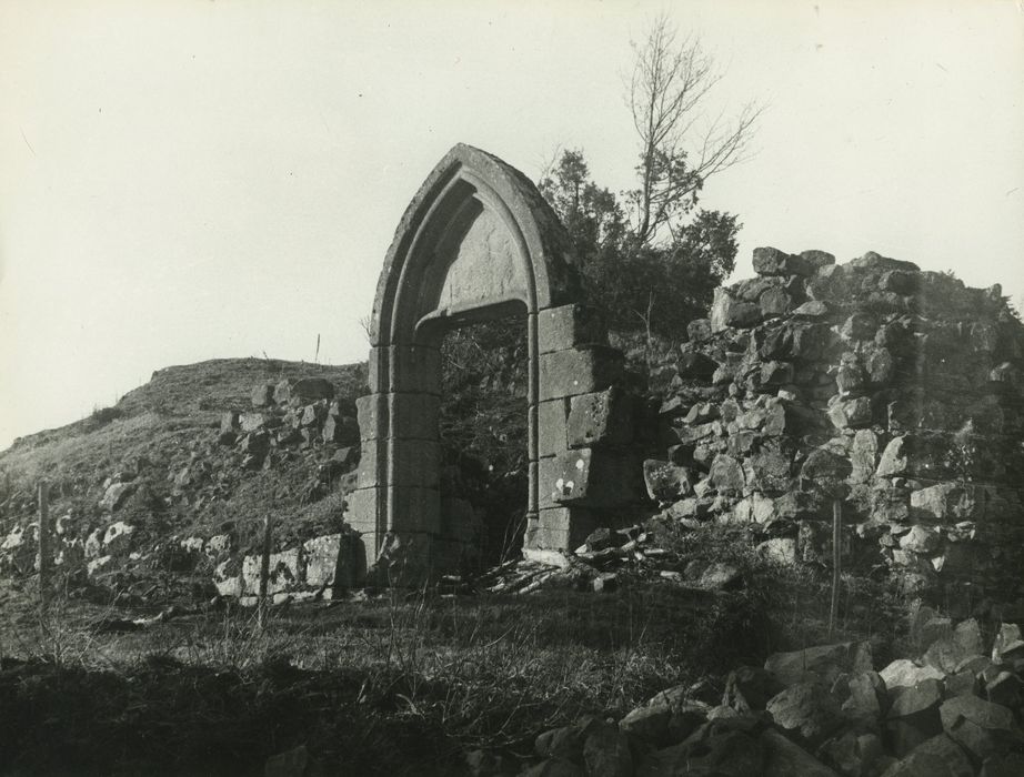 Château de Murat-la-Rabbe : Porte d’accès à l’ancien château féodal, vue générale