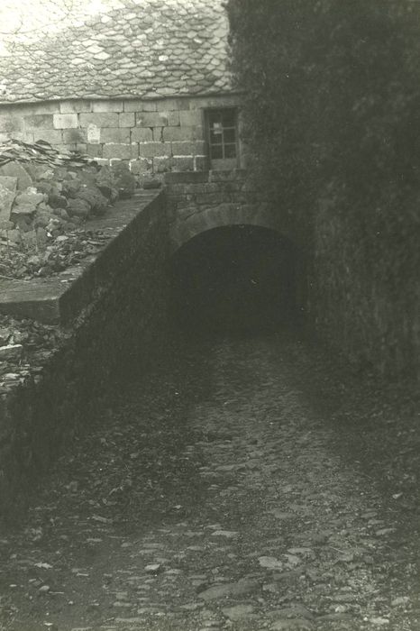 Château de Murat-la-Rabbe : Passage menant aux écuries, vue générale