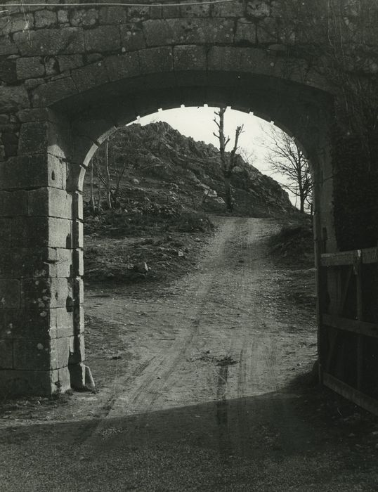 Château de Murat-la-Rabbe : Portail d’entrée, vue partielle