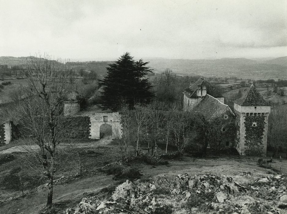 Château de Murat-la-Rabbe : Vue générale du château dans son environnement depuis l’Est