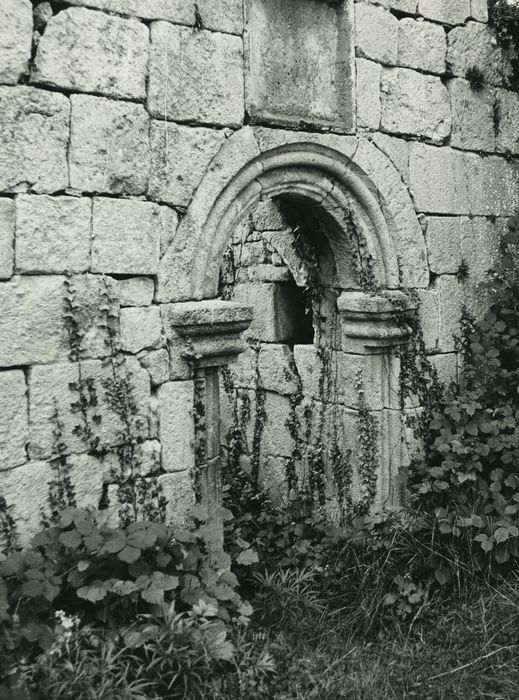 Château de Murat-la-Rabbe : Chapelle, porte d’accès nord, vue générale