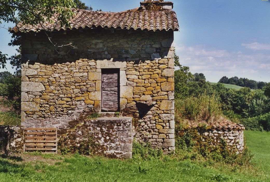 Domaine de Dilhac : Four à pain et ancien moulin, façade sud, vue générale