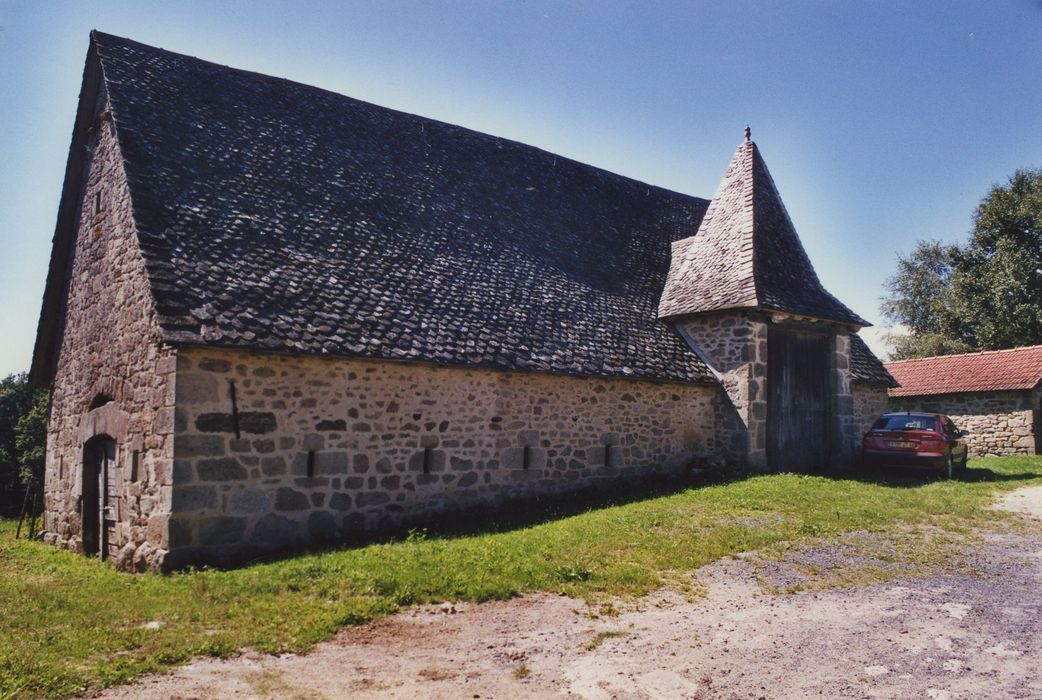 Domaine de Dilhac : Grange, façades sud et est, vue générale