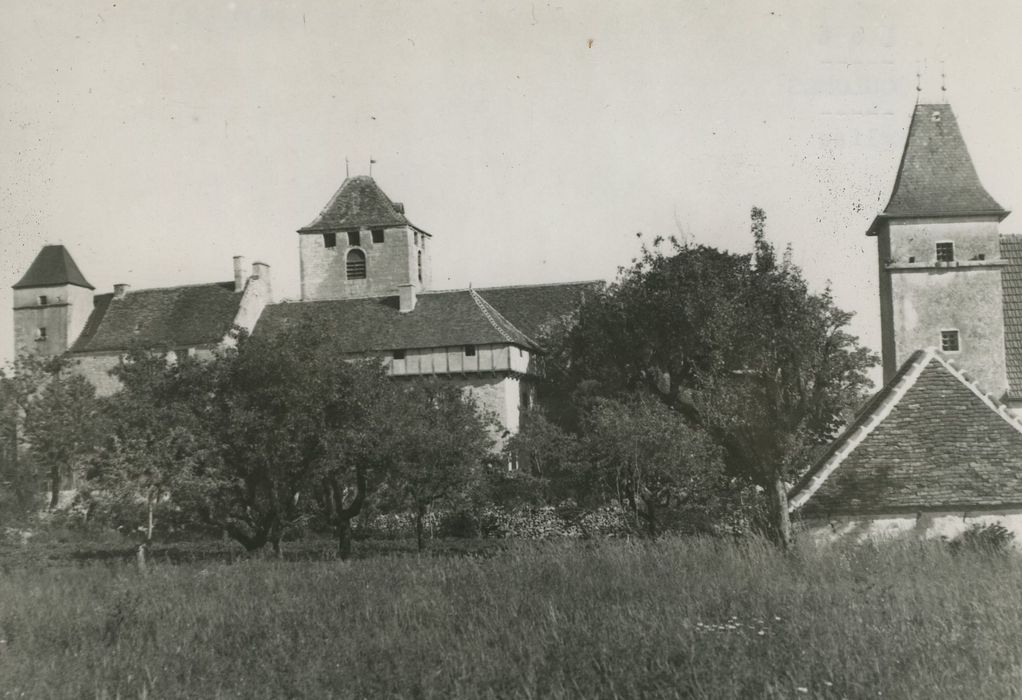 Eglise : Vue partielle de l’église dans son environnement