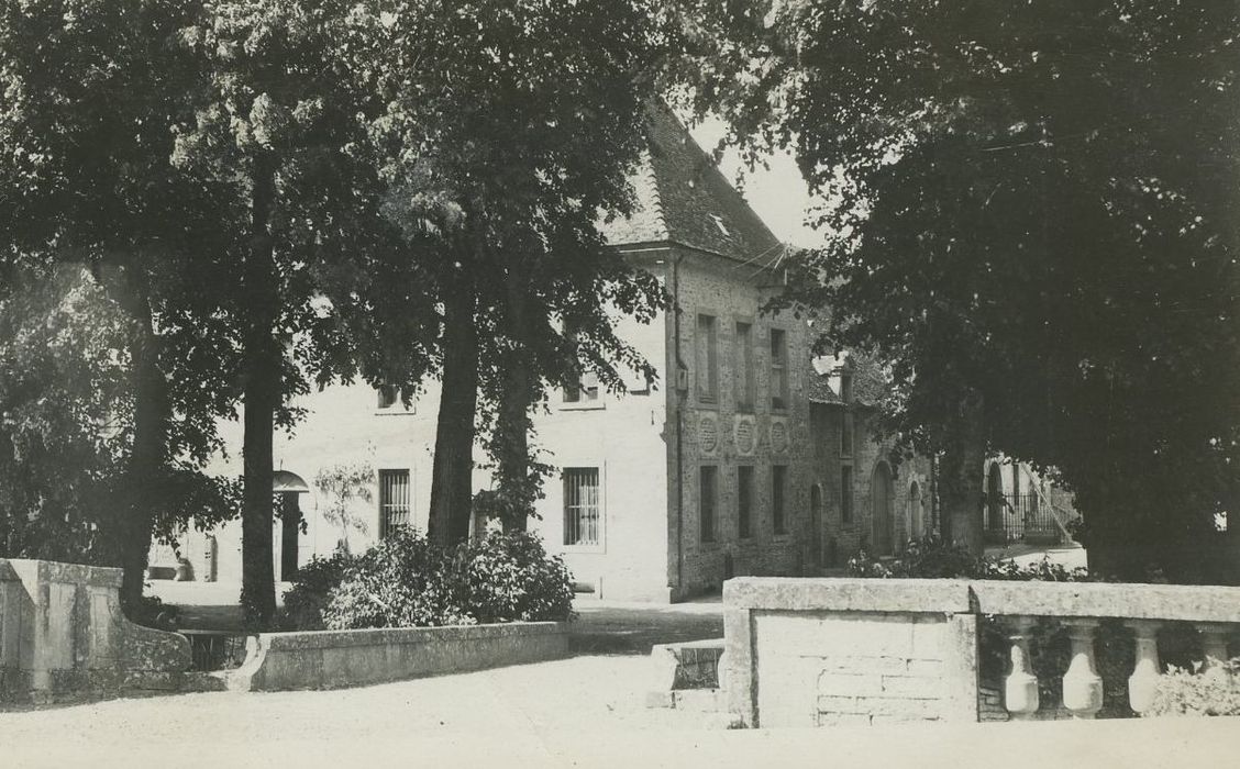 Château : Communs, ensemble est, vue partielle