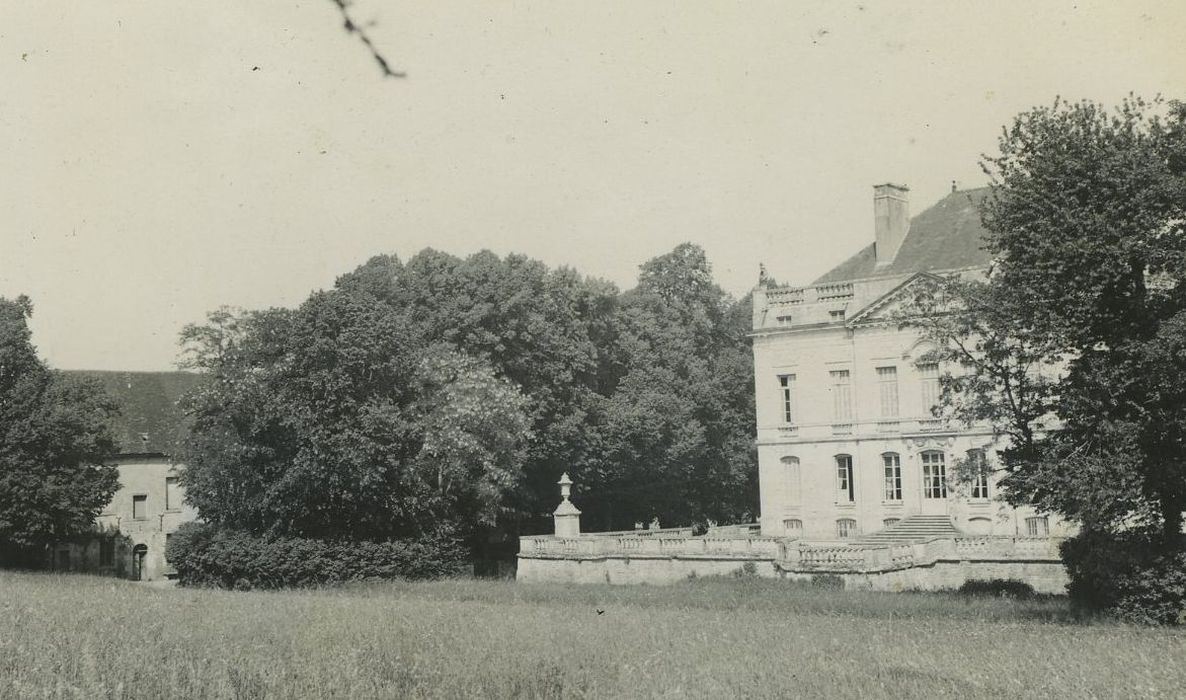 Château : Façade ouest, vue partielle