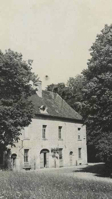 Château : Communs, façade sud, vue générale