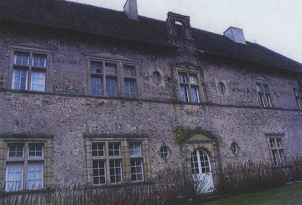 Château de Montperroux : Façade nord, vue partielle