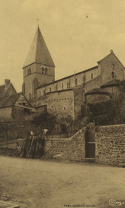 Eglise : Vue générale de l’église dans son environnement depuis le Nord-Ouest