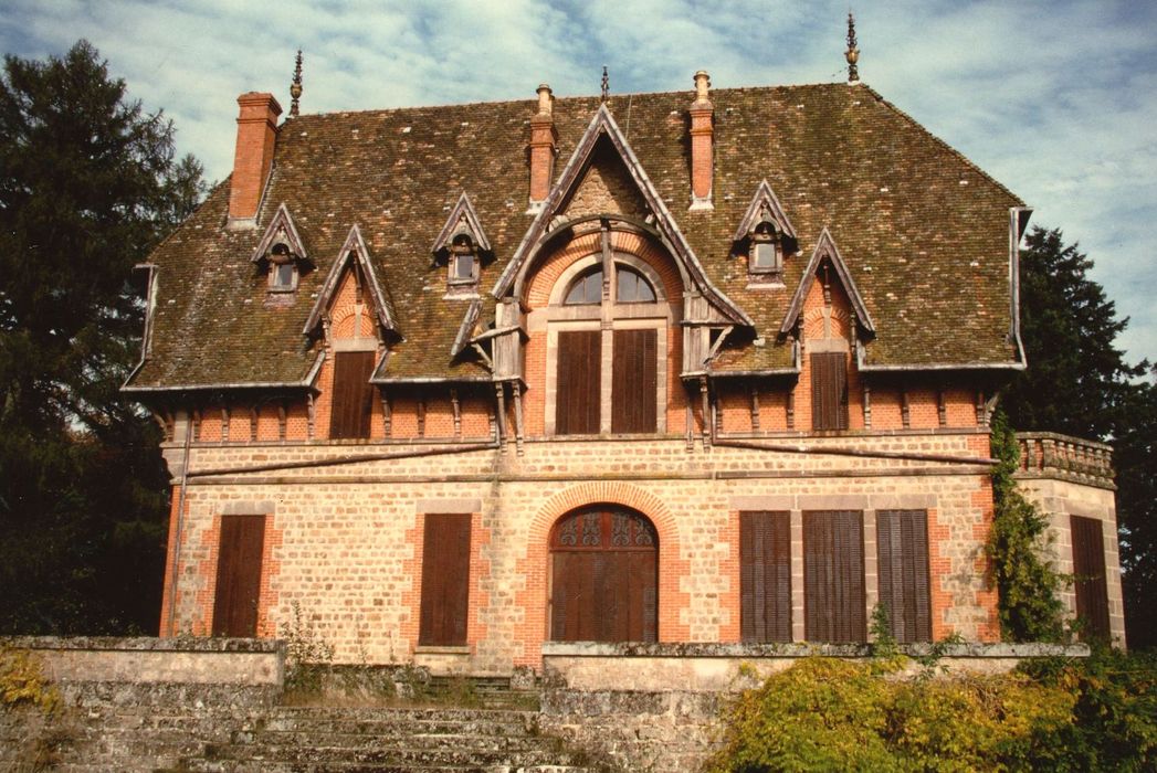 Château de Montrifaud : Façade ouest, vue gnérale