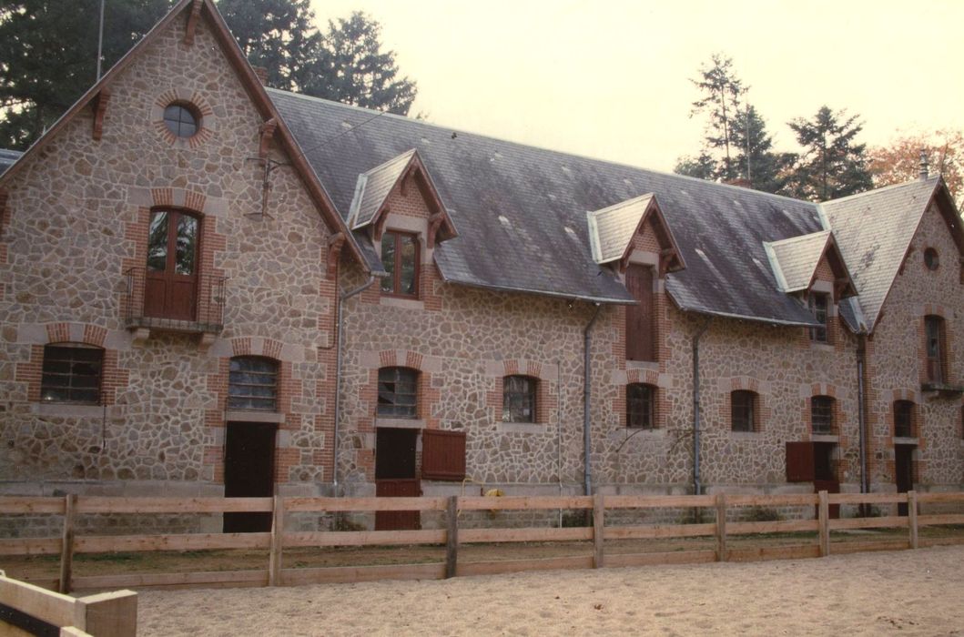 Château de Montrifaud : Dépendances, façade est, vue générale