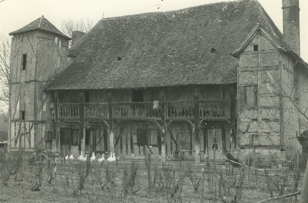 Ferme-manoir : Façade est, vue générale