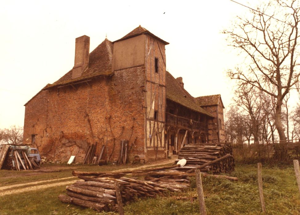 Ferme-manoir : Façades sud et est, vue générale