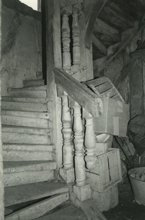 Ferme-manoir : Escalier, vue partielle