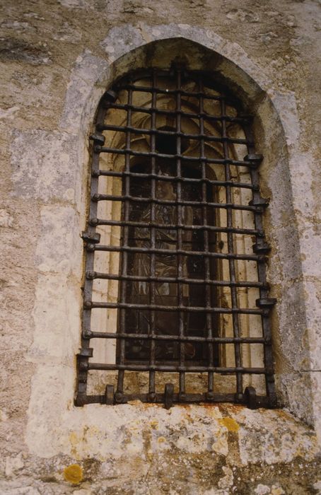 Château de Ponneau : Chapelle, détail de la grille de protection d’une baie