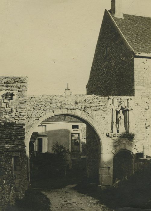Porte avec niche et statue, vue générale