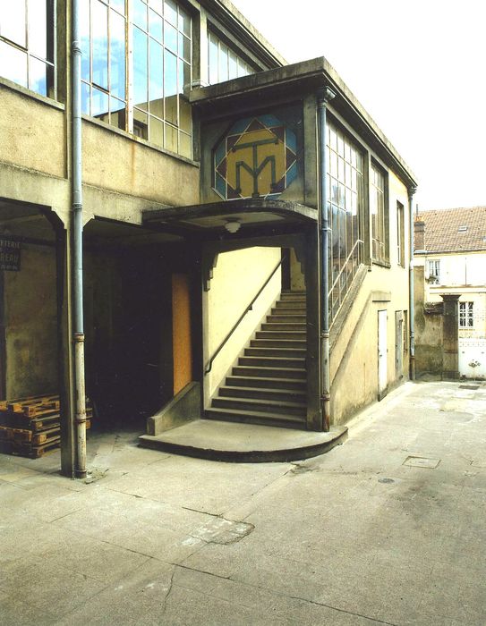Théâtre municipal : Escalier d’accès à la billetterie depuis la cour, vue gnérale