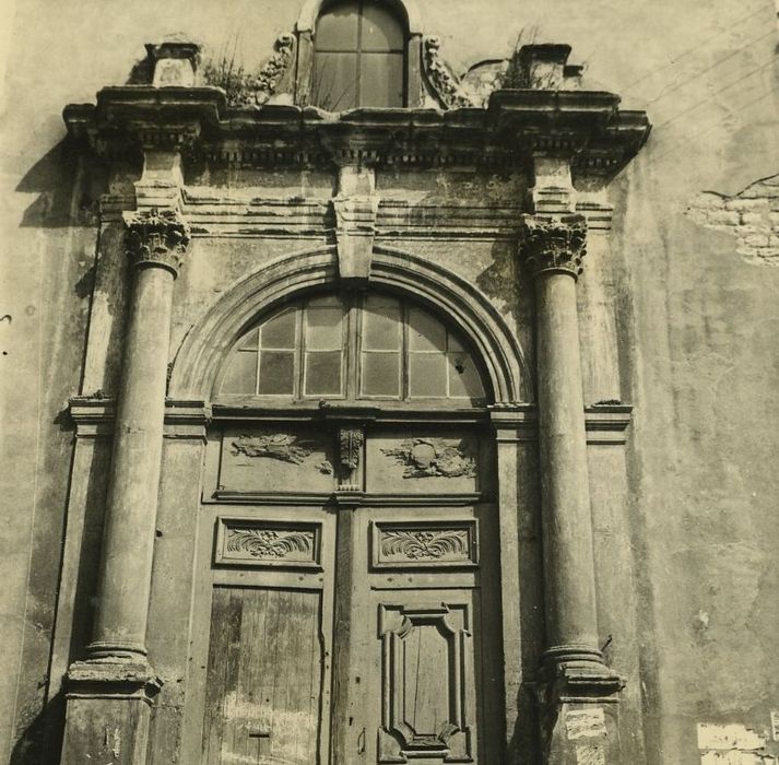 Couvent des Ursulines (ancien) : Chapelle, vue générale du portail