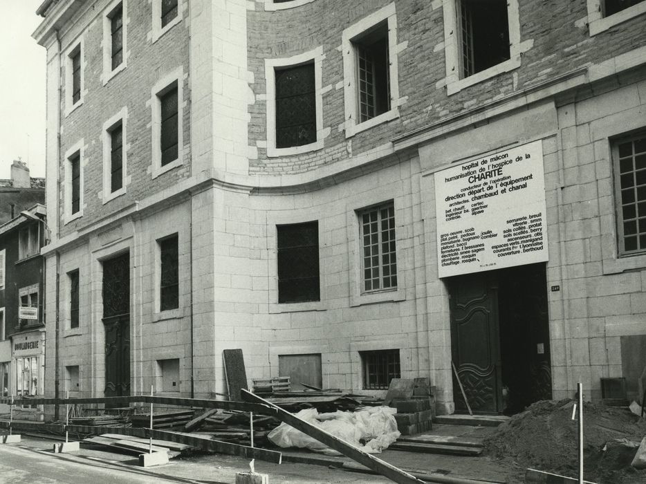 Hospice de la Charité : Façade sur rue, vue partielle