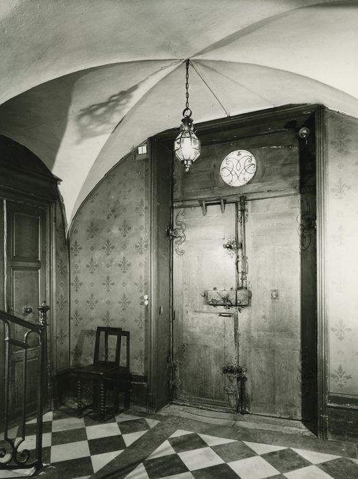 Hôtel Vantey : Vestibule, porte d’accès à l’extérieur, vue générale