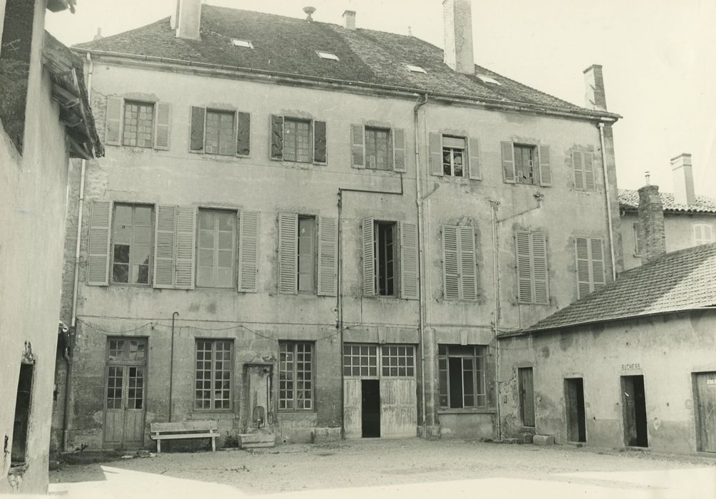 Hôtel de ville : Façade sur cour, vue générale