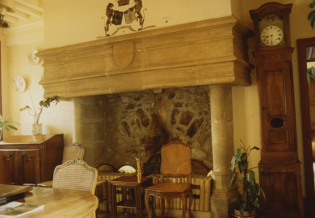 Château de Marcilly : Salle à manger, cheminée monumentale, vue générale