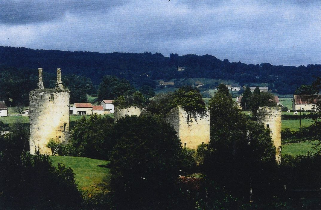 Château de Comune : Vue générale des ruines depuis le Sud