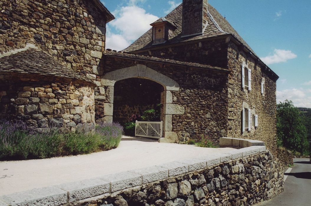 Ferme Torrette dite la Vieille Maison : Porche ouest d’accès à la cour, vue générale