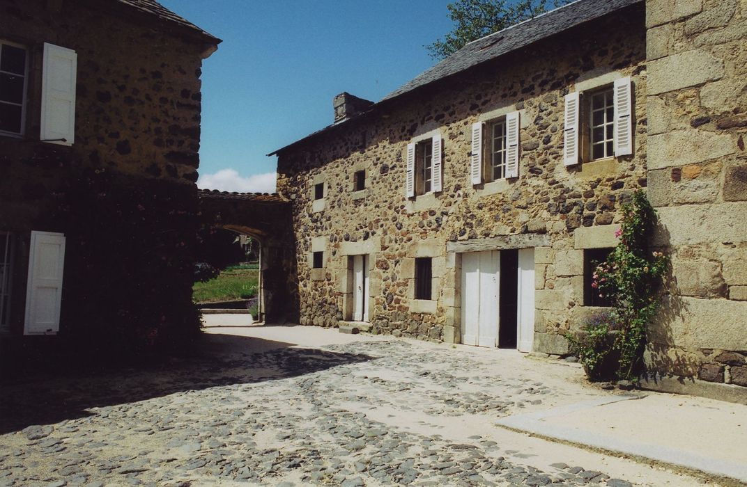 Ferme Torrette dite la Vieille Maison : Cour, façade sud, vue partielle