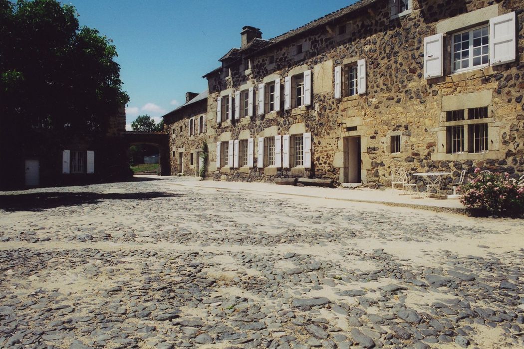 Ferme Torrette dite la Vieille Maison : Cour, façade sud, vue générale