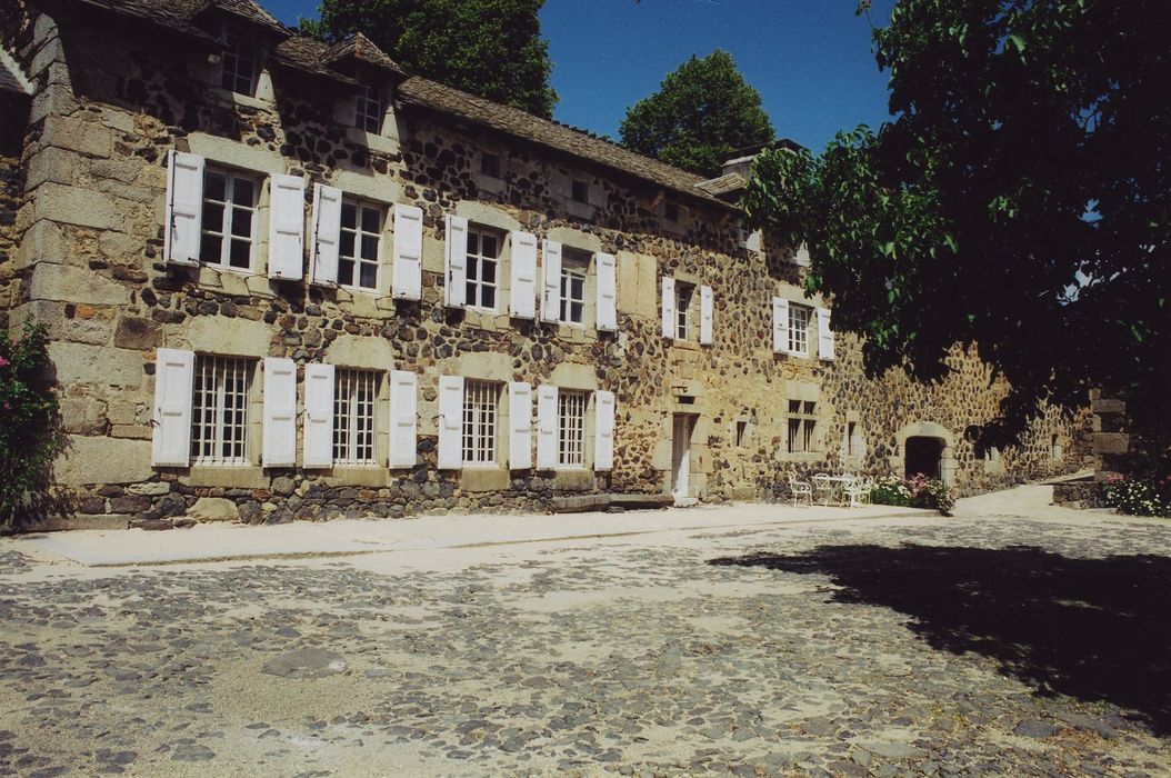 Ferme Torrette dite la Vieille Maison : Cour, façade sud, vue générale