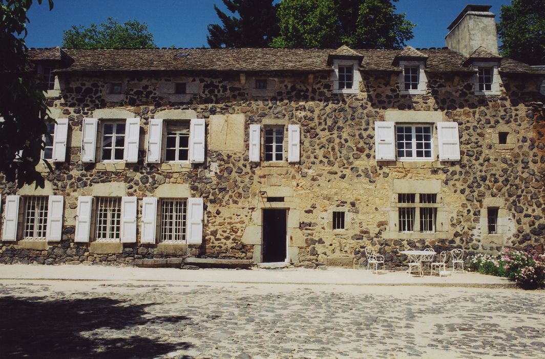 Ferme Torrette dite la Vieille Maison : Cour, façade sud, vue partielle