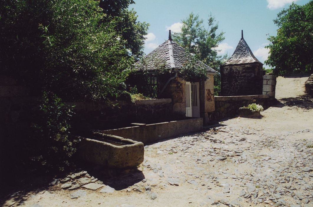 Ferme Torrette dite la Vieille Maison : Cour, fontaine, abreuvoir, porche du jardin et pavillon-fontaine, vue générale