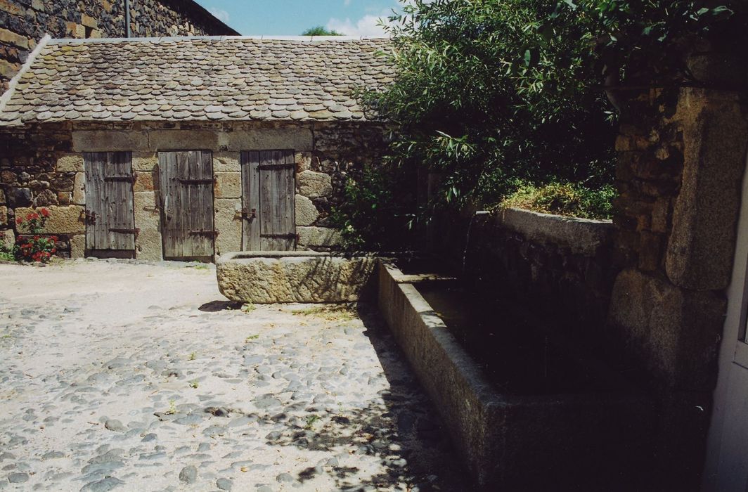 Ferme Torrette dite la Vieille Maison : Cour, abreuvoir et latrines, vue générale