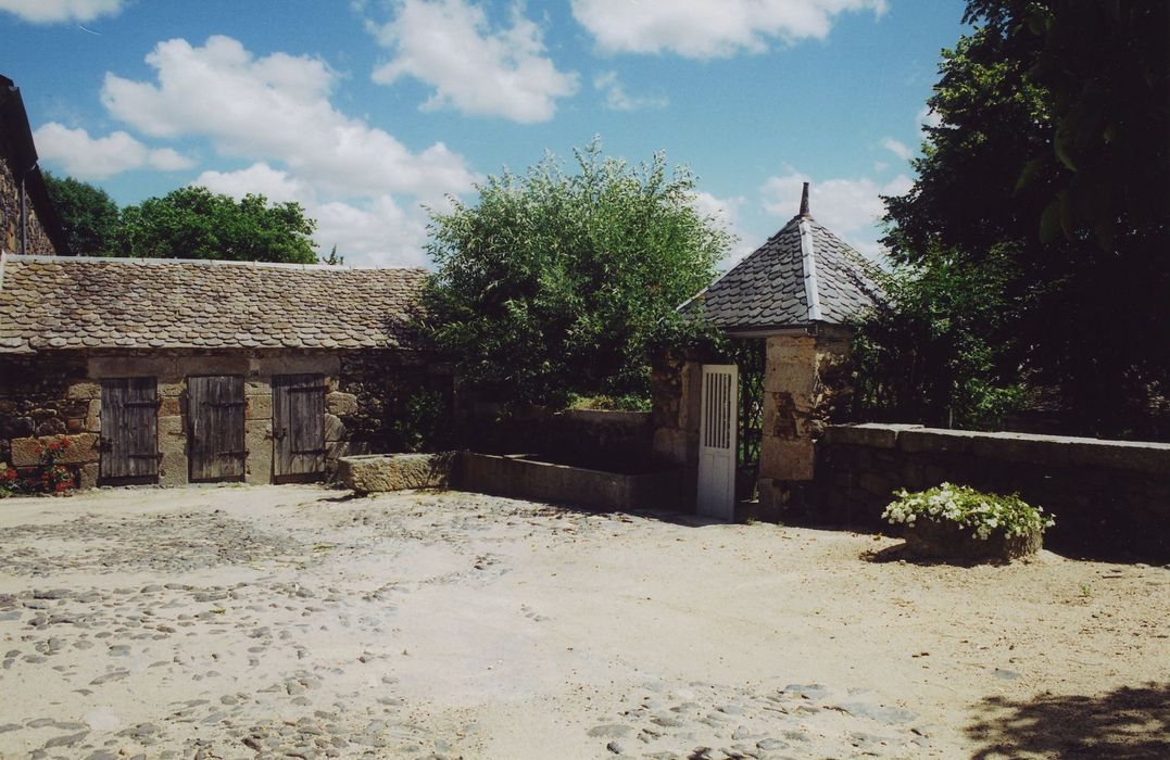 Ferme Torrette dite la Vieille Maison : Cour, abreuvoir et latrines, vue générale