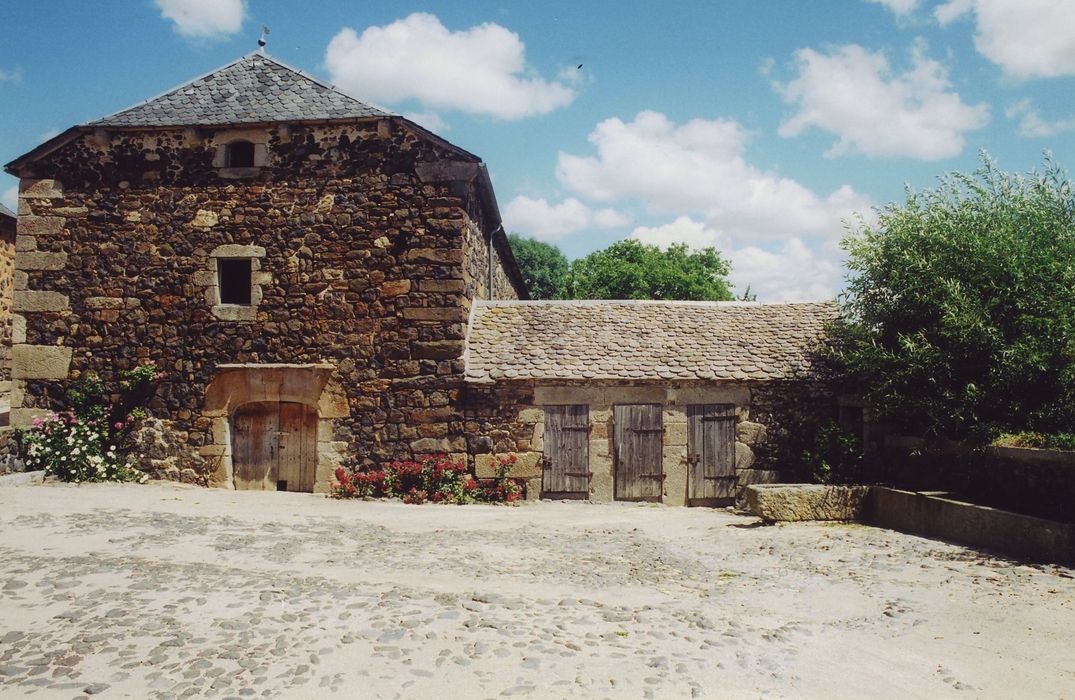 Ferme Torrette dite la Vieille Maison : Cour, grange et latrines, ensemble ouest, vue générale